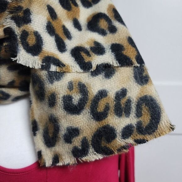 Soft and cozy animal print scarf - Picture 4 of 7